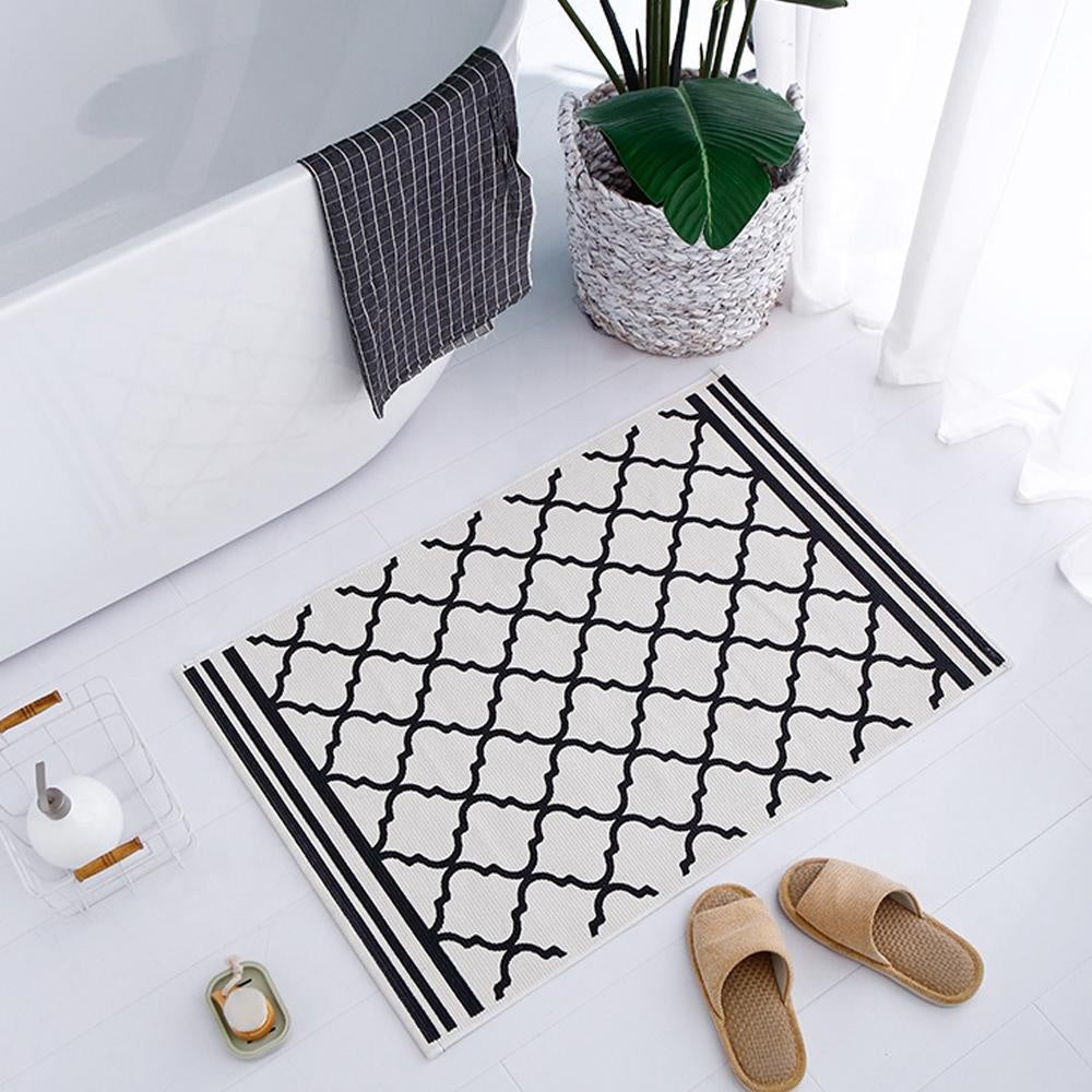 Accent Rug with Geometric Print السجاد