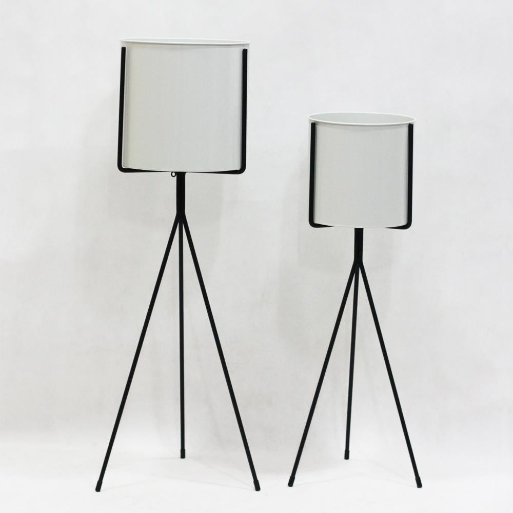 Set of White Metal Planters on Black Tripod Stands الغراس