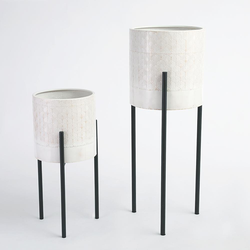 Set of 2 White Metal Planters on Black Stands19157 الغراس