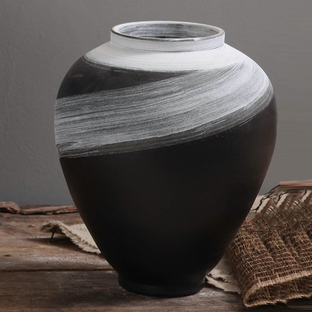Black & White Ceramic Vase 698614