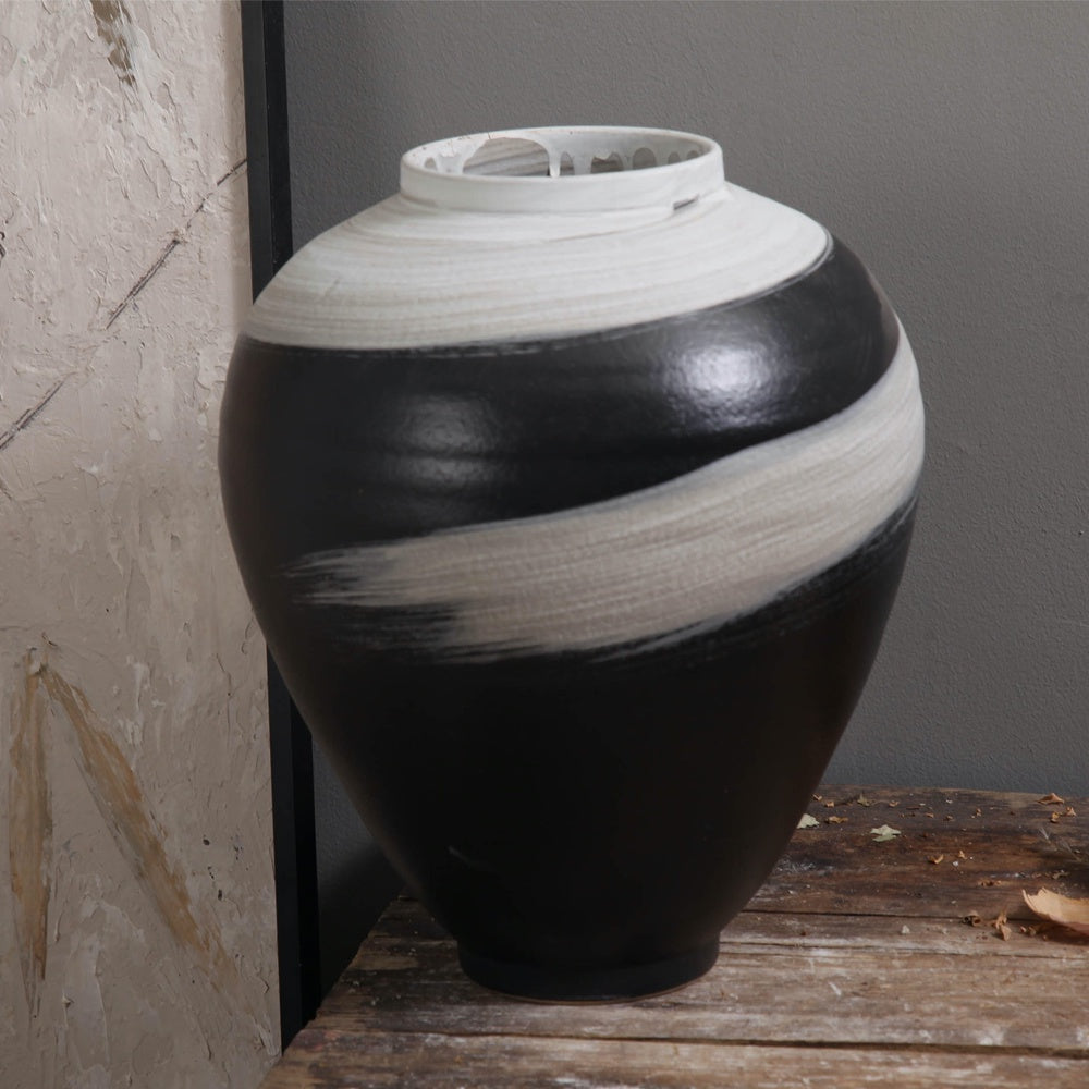 Black & White Ceramic Vase 698913