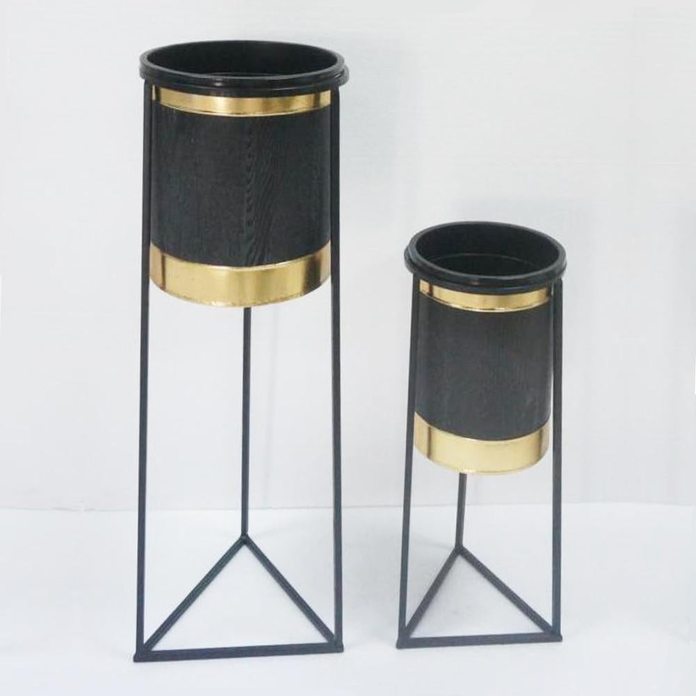 Set of 2 Black Metal Planters of Stands الغراس